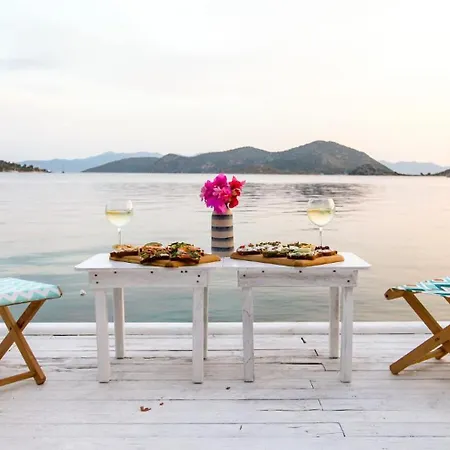 Melek بوزبورون