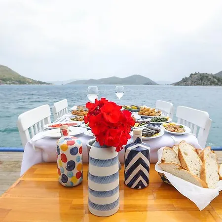 Melek فندق بوزبورون